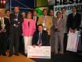 Los ganadores de un concurso de deporte celebrado en Fiestas del Deporte 2008, posan con sus premios y el cheque ganado.