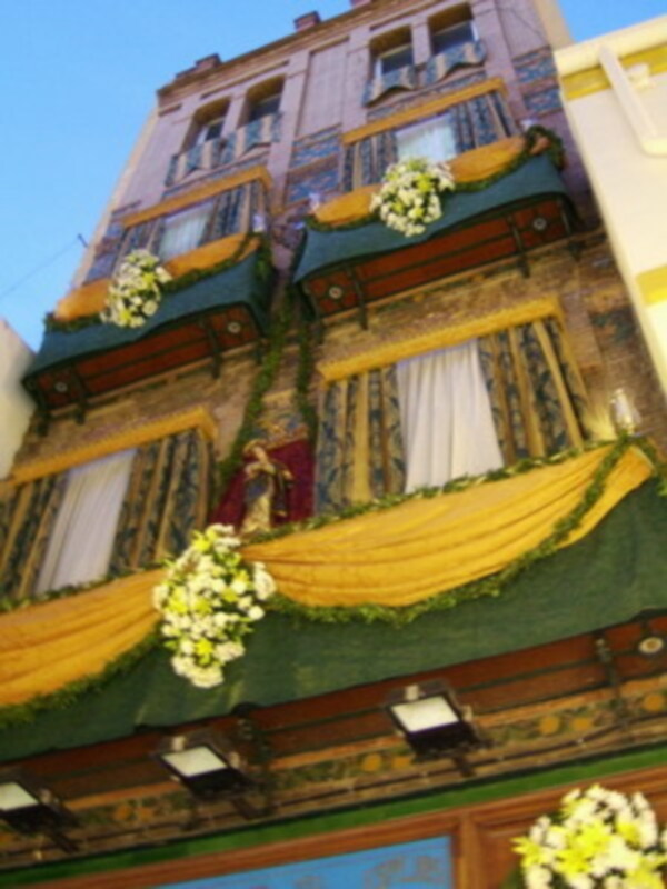 Cuadros Venecia gano el primer premio de escaparates del Ayuntamiento de Sevilla en Corpus .