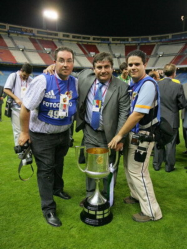 Las mejores fotos de Kike y Harry Macias sobre el triunfo del Betis , que toco el cielo en el Calderon