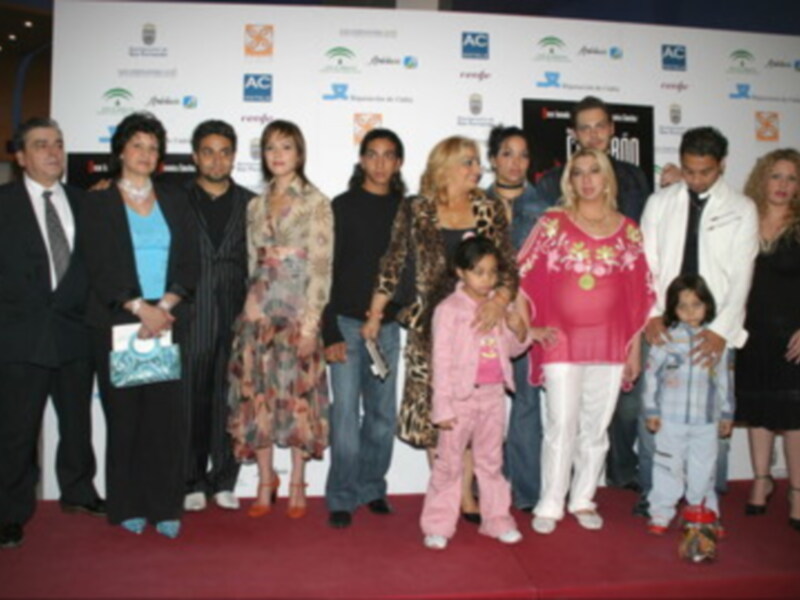 La familia de Camaron con los protagonistas de su pelicula