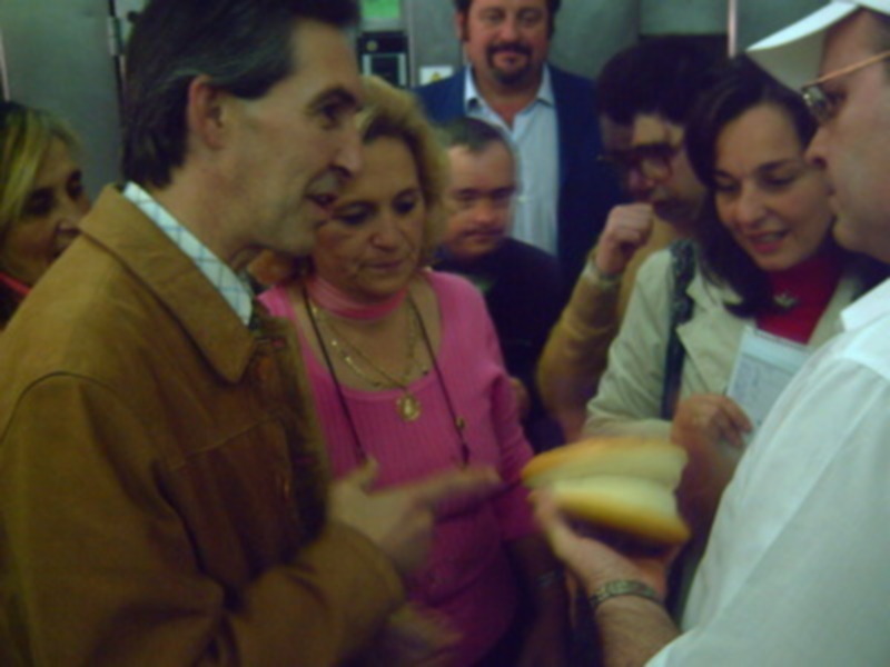 Jóvenes del Centro Ocupacional Siete Villas de Lora del Río visitan las instalaciones de la empresa Horno Axati