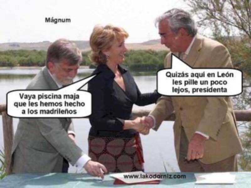 Máximo y una mujer saludándose, con una piscina en el fondo y un texto humorístico en español.