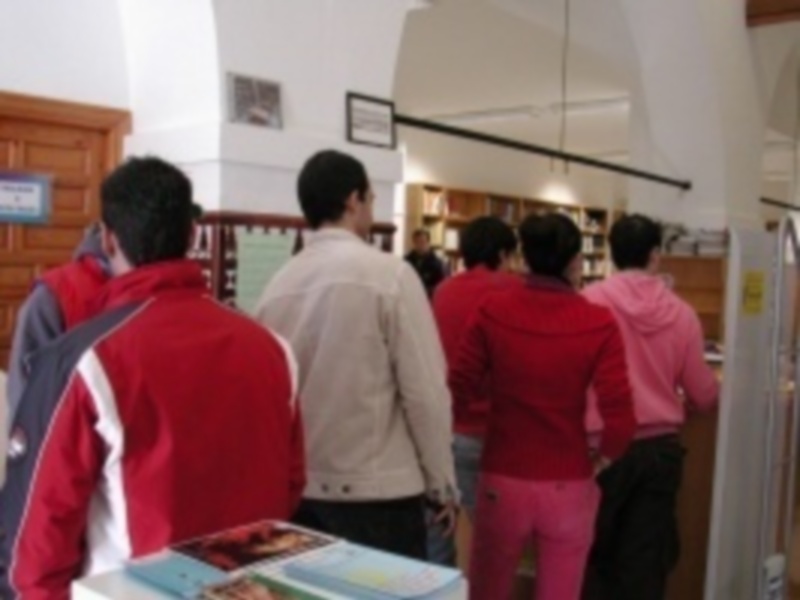 Largas colas para retirar las entradas para las fiestas navideñas de Gines