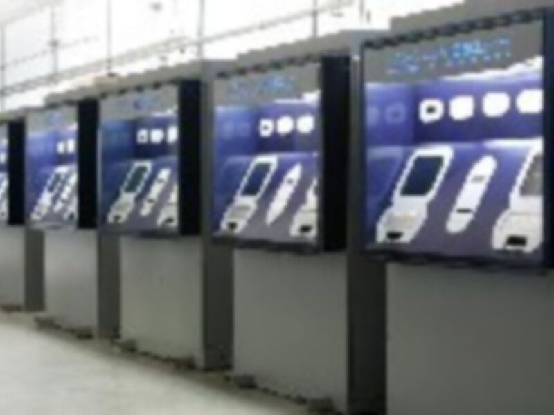 Pantallas interactivas en una estación de tren, proporcionando información y servicios a los pasajeros.