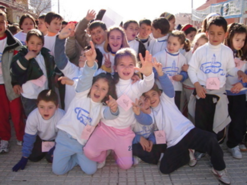 Más de 2.500 escolares de Lora del Río participaron en la Jornada por la Paz de la Plaza de la Chimenea