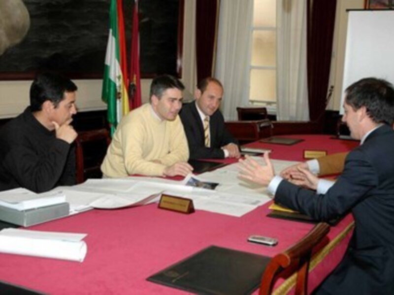 El Ayuntamiento de Cádiz se reúne con miembros de la directiva del Cádiz C.F.
