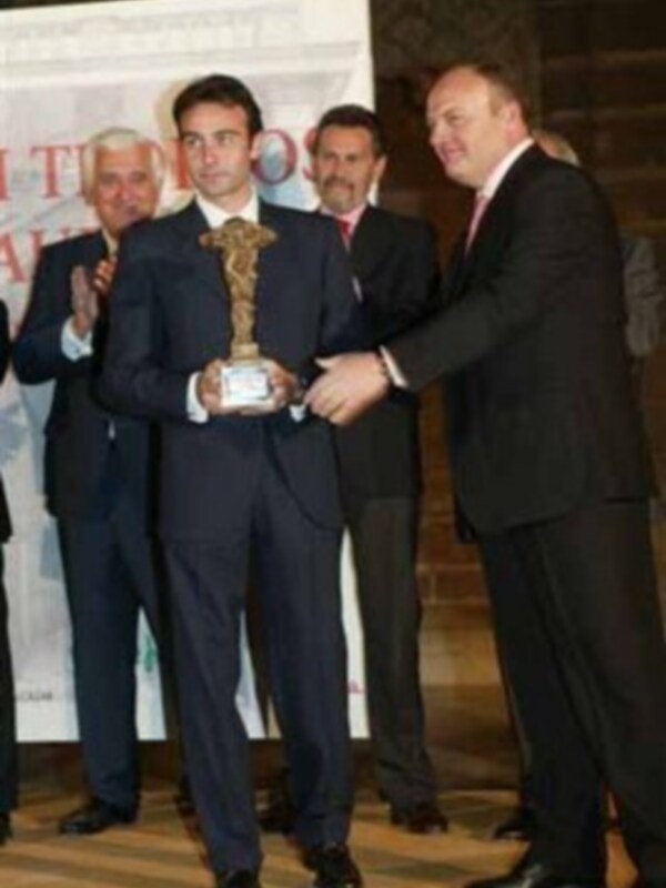 Enrique Ponce recogió el premio a La Mejor Faena en Sevilla