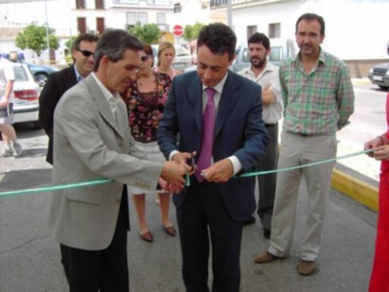 Cuarenta y cuatro stands conforman la carpa de la 1ª edición de Mercaxati en la calle Guadalora de Lora del Río