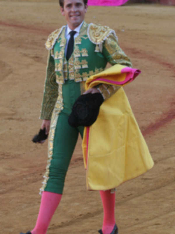 Davila Mirua corto dos orejas en su despedida en Sevilla rodeado de toreros amigos