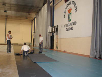 Comienza la renovación de la pista del Pabellón Cubierto de Gines