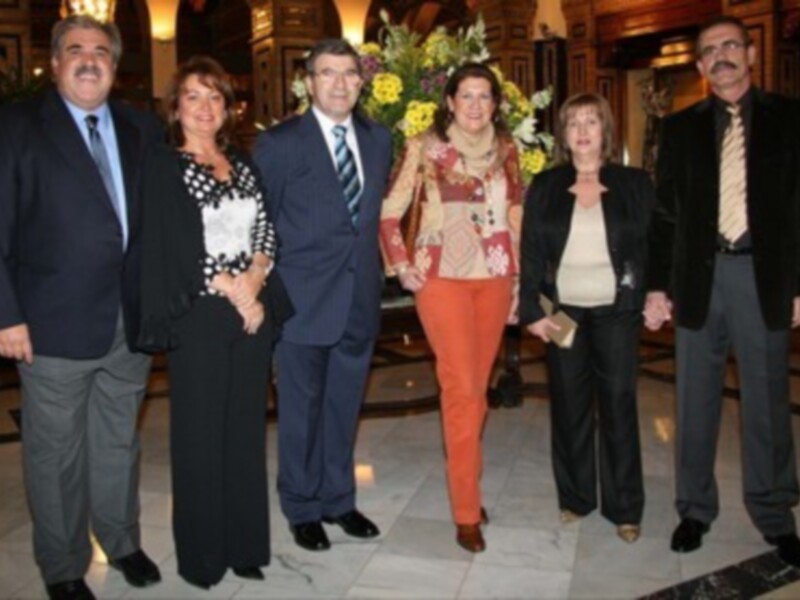 Los padres de Carlos Cabezas, Berni Rodríguez y Felipe Reyes, recogieron la Medalla de Andalucía de sus hijos