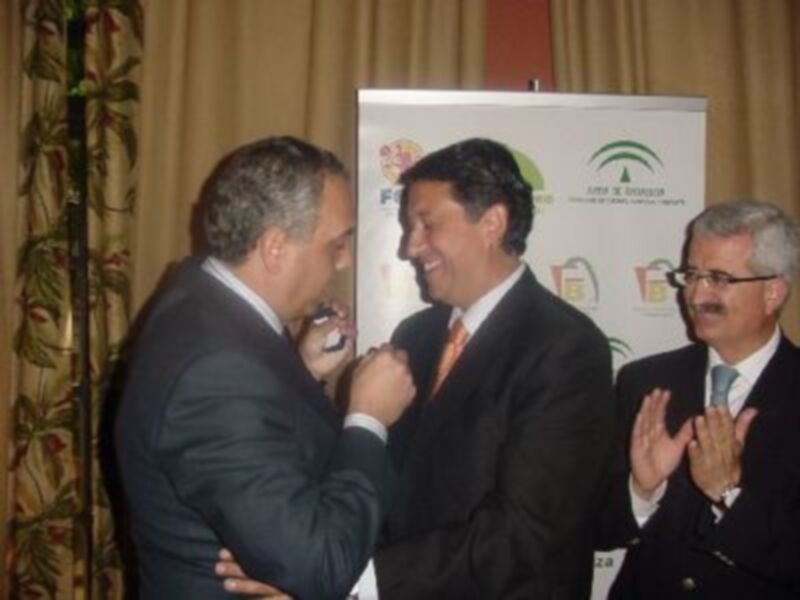 SAEZ IMPONE LA INSIGNIA DE ORO A RAFAEL BLANCO