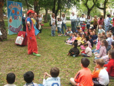 Una fiesta en el parque municipal de Gines clausura las sextas jornadas de encuentro entre jóvenes y adultos