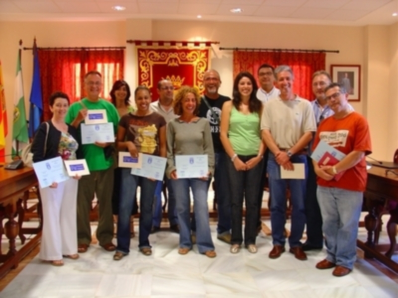 Celebración de una ceremonia de entrega de certificados en un ambiente formal.