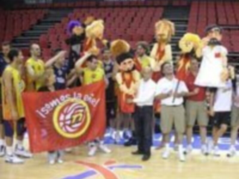 El guiñol del Eurobasket visita a la Selección en La Fonteta 