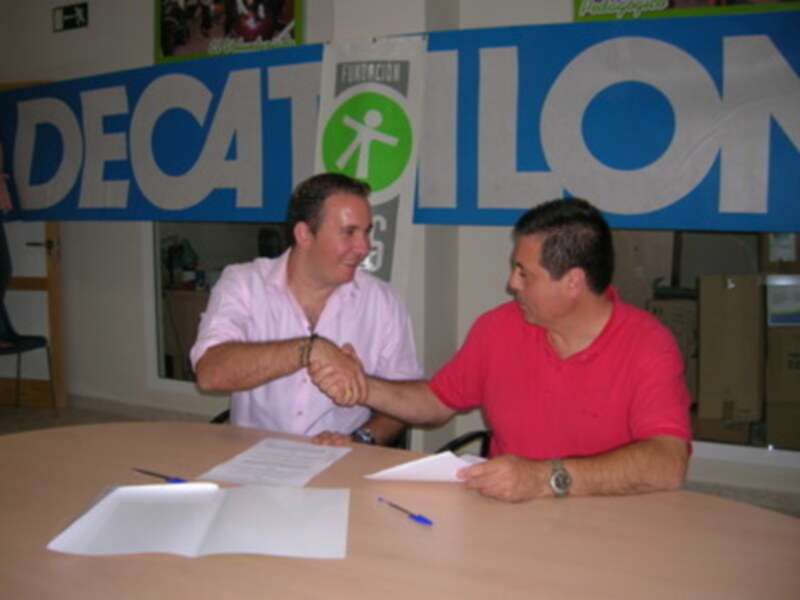 La Fundación TAS y Decathlon-Camas firman un convenio de colaboración