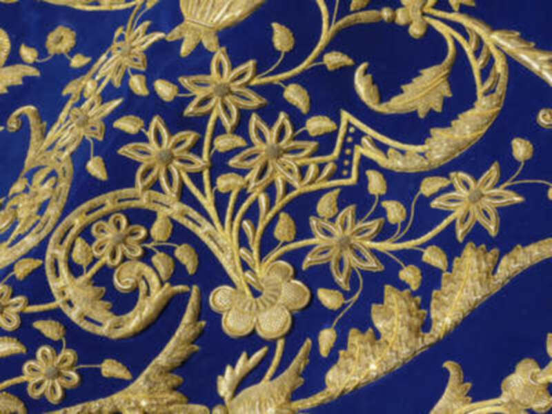 EL MANTO AZUL PAVO RECUPERADO DE LA VIRGEN DE LAS ANGUSTIAS HA SIDO OTRO GESTO DE AMOR DE LA EXCMA. SRA. DUQUESA DE ALBA.