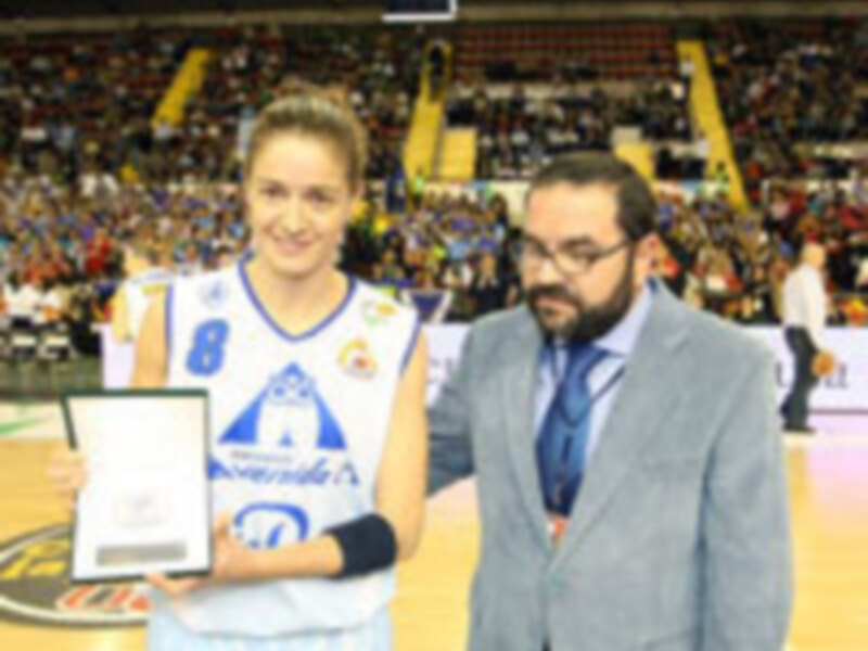 Isa Sánchez recibe la medalla de oro y brillantes de la Federación Andaluza