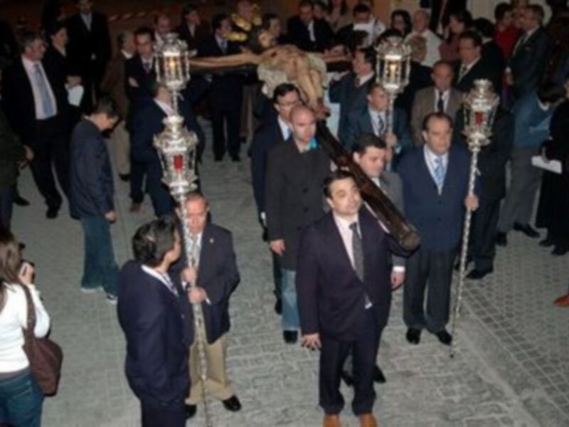Vía Crucis de San Román, se realizó en el interior de la parroquia, la lluvia continuada, impidió la salida por las calles. Hubo una sentida oración por el eterno descanso del alma de nuestro hermano Antonio Moreno Bermúdez.