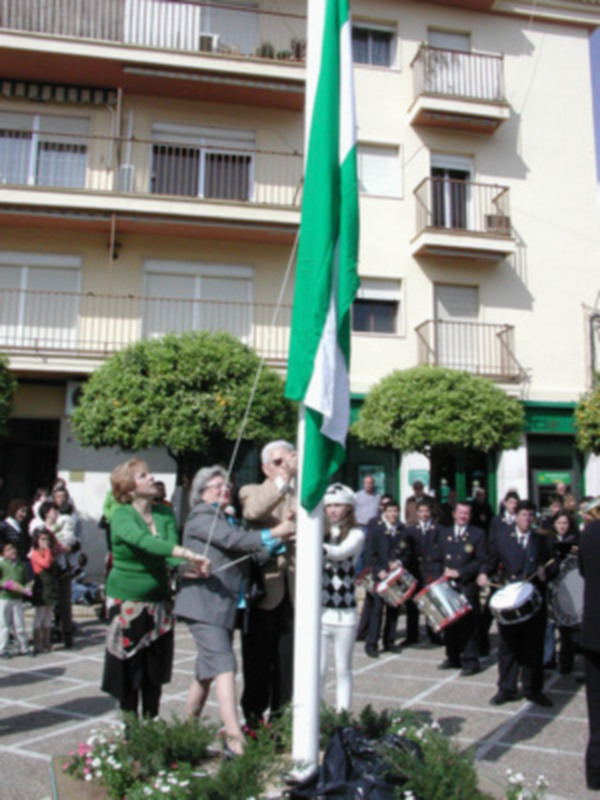 Numerosos vecinos participan en Gines en la celebración del Día de Andalucía