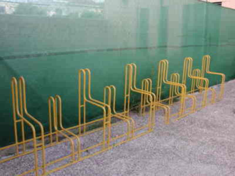 El Ayuntamiento de Gines instala en los colegios los bicicleteros que pidieron los pequeños en un Pleno Infantil