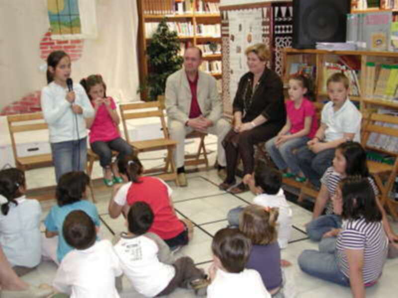 Un cuentacuentos intergeneracional puso fin a la Semana del Libro de Gines