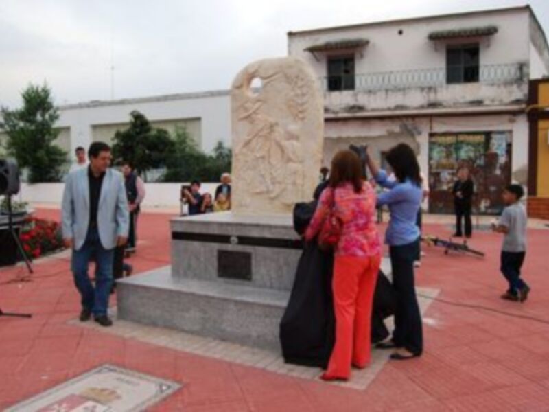 Inaugurado el monumento a la Mujer Trabajadora que preside el nuevo paseo Gran Avenida de Tocina 