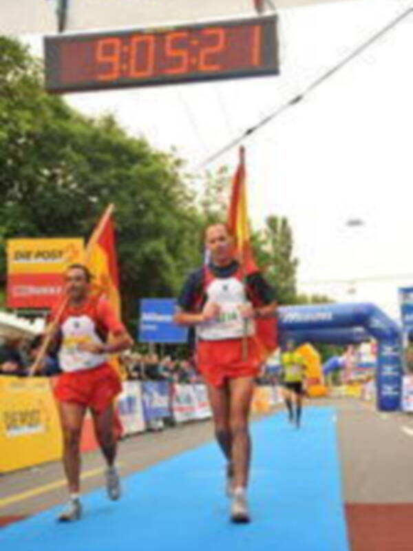 Los suboficiales de la Armada española Antonio Ramirez y Pepe Zarza ganan de nuevo los 100 KM de Biel-Bienne (Suiza).