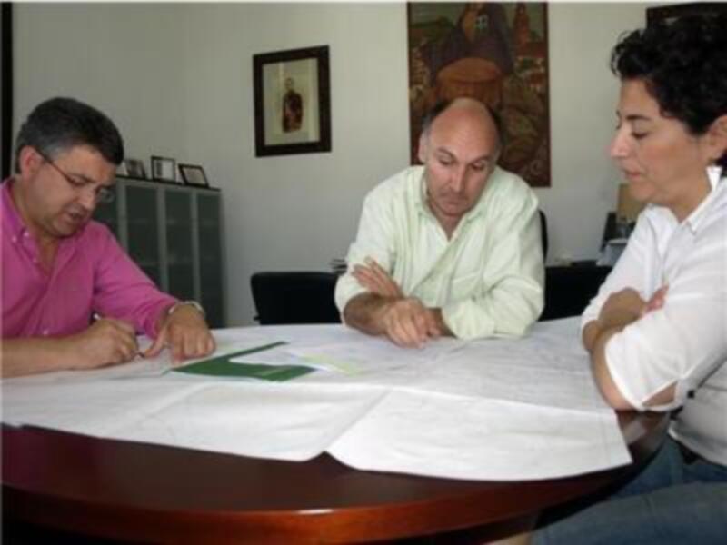 El Alcalde de Constantina, Mario Martínez, se reúne con la delegada de la Consejería de Obras Públicas en Sevilla y el Jefe del Servicio de Carreteras para hablar de la variante Constantina en la A-455