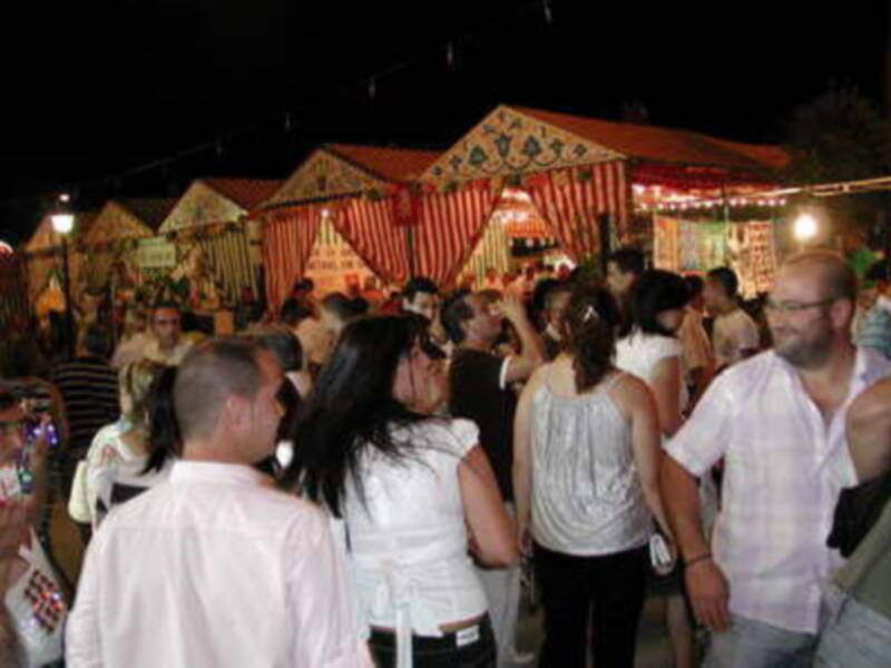 El grupo 'La madre que los parió' pone fin este domingo a los conciertos de la Feria de Gines