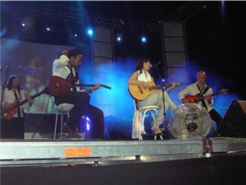 Más de 3.000 personas asisten al concierto de la cantante Merche en la Plaza de la Chimenea de Lora del Río