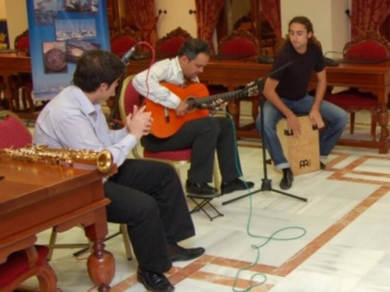 La actuación de Juan Gómez llenó de público la plaza de Andalucía de Chipiona 
