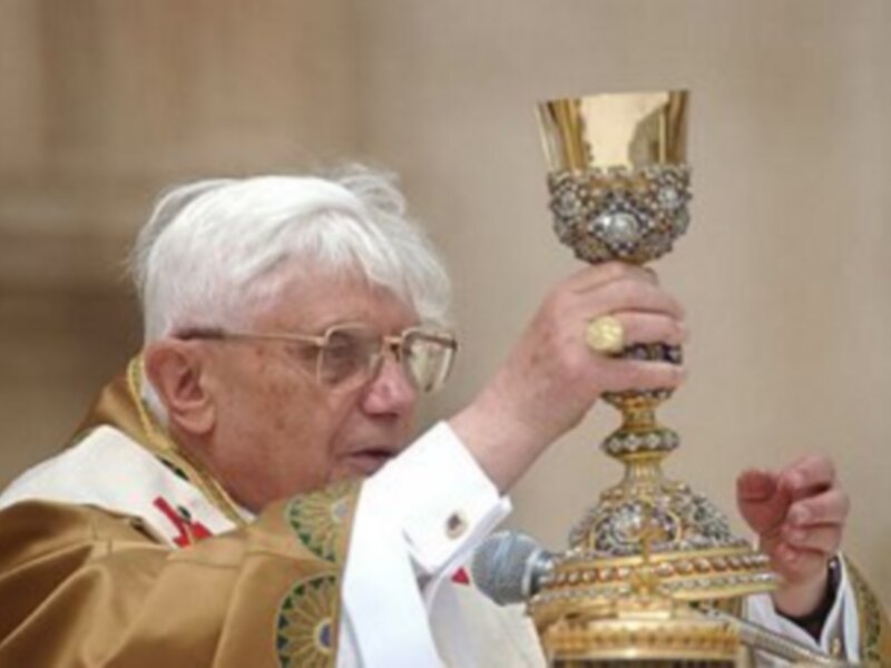 El Papa Benedicto XVI de vacaciones se acuerda de las personas que no pueden ir a tener unos días de descanso. 