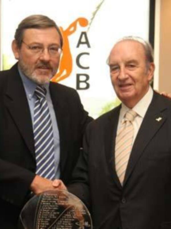 Jaime Lissavetzky recibe la insignia de oro y brillantes de la ACB