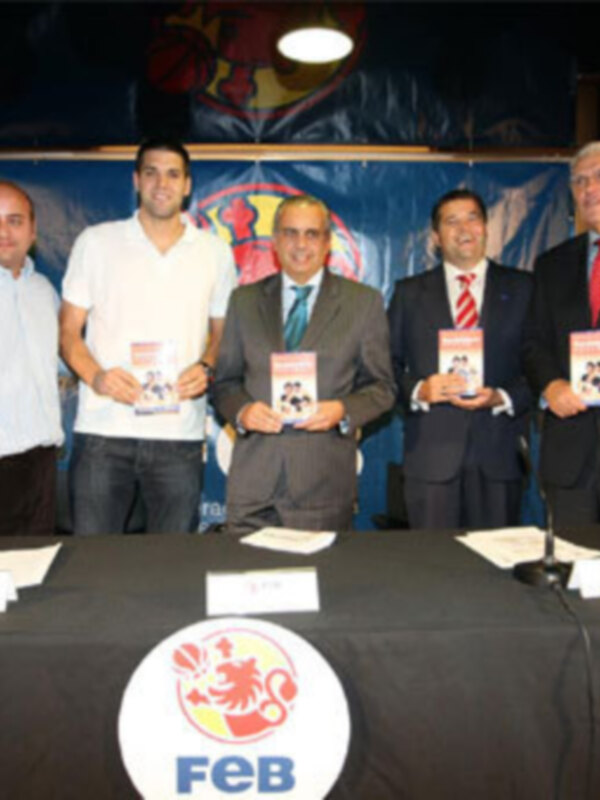 José Luis Sáez, Lolo Sainz y Felipe Reyes presentaron el libro de Edu Schell y Eugenio de Andrés Basuketoboru
