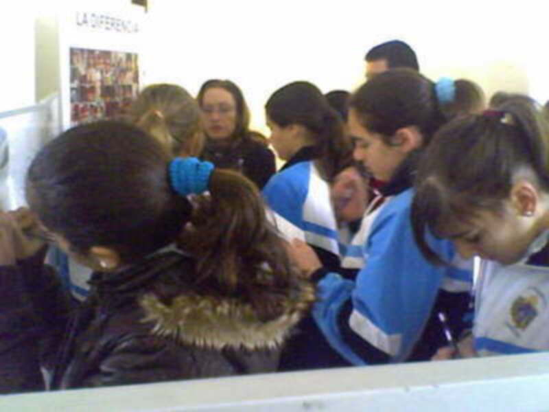 Mil escolares visitaron  la exposición de Educación para la paz en Chipiona
