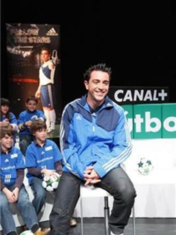 Xavi Hernández rodeado de niños esta tarde en Terrassa en el programa "Sigue a las estrellas"
