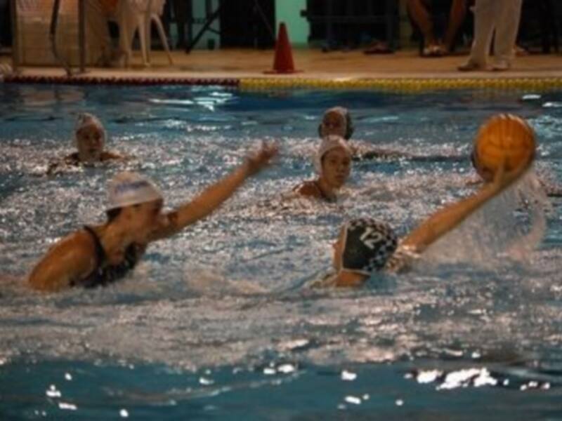 Paseo ante el colista de Primera Nacional del C.Waterpolo . Dos Hermanas-EMASESA