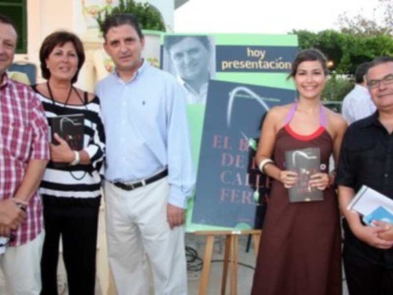 Francisco Gallardo firmara ejemplares de El rock de la calle Feria, dos dias en la Feria del libro de Sevilla 