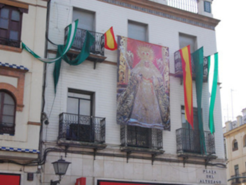 Más de 100.000 personas acompañan a la Esperanza de Triana de vuelta a su capilla, entrando a las 11,32 de la mañana 