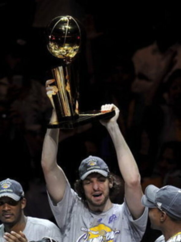Pau Gasol conquista el anillo de campeón de la NBA. Los Lakers suman su 15º título tras imponerse a los Magic en Orlando (99-86; 4-1)- El de Sant Boi hace historia: es el primer español en lograr el campeonato americano