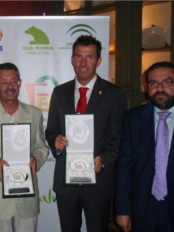 D. José Francisco Pérez Moreno consejero delegado de la EPDASA y D. Ignacio Rodríguez Marín director general de planificación y promoción de la Consejería Turismo Comercio y Deporte  reciben la insignia de oro de la FAB 