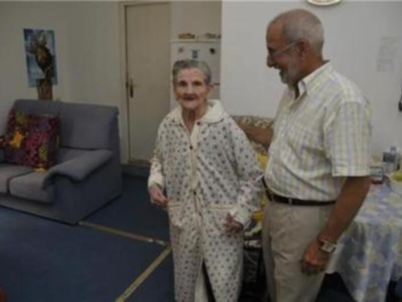 El concejal de Cádiz José Macías visita a María del Rosario del Río Diaz de 102 años de edad