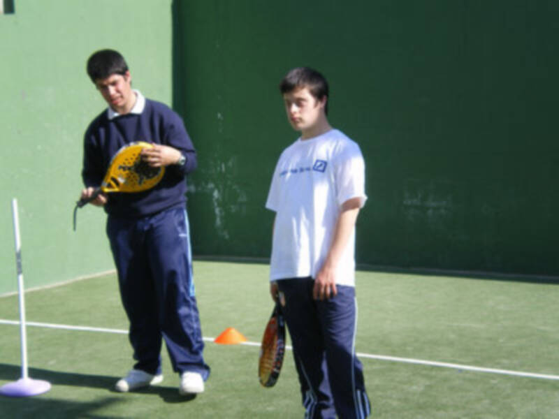 Formadores de padel podrán especializarse para enseñar este deporte a personas con discapacidad
