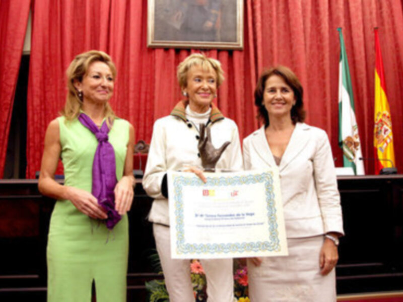 De la Vega, galardonada por la Universidad de Sevilla