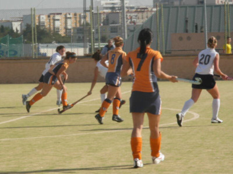 El CLUB DE HOCKEY SAN FERNANDO femenino pierde 2-4 frente al líder Caja Cantabria Sardinero
