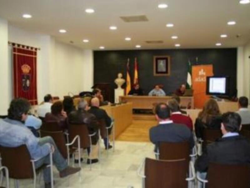 El alcalde de Umbrete animaba ayer a los empresarios y asociaciones a presentar iniciativas al nuevo programa de desarrollo de ADAD
