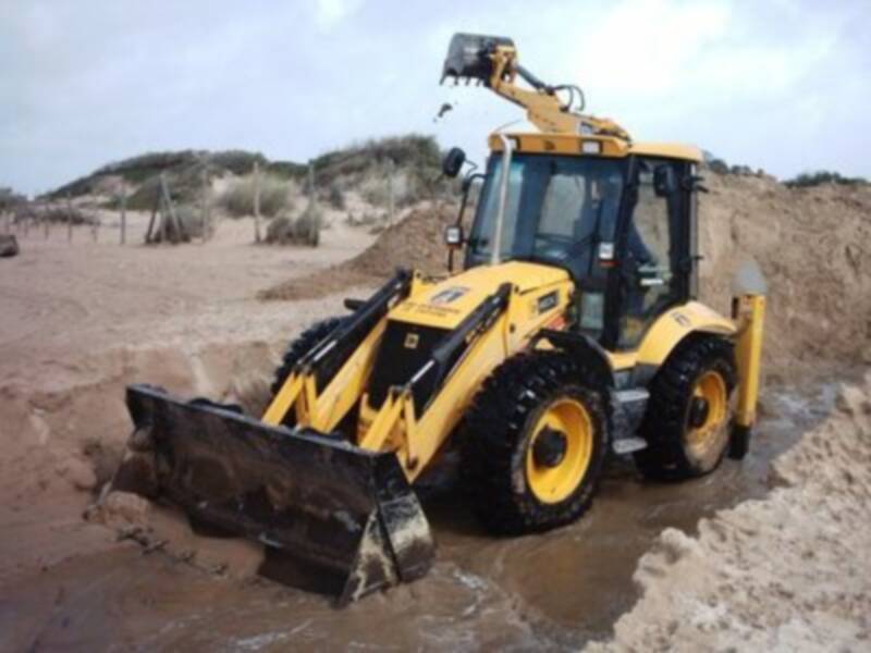 Los servicios municipales abren un canal de desagüe provisional en la playa de Camarón(Chipiona) 