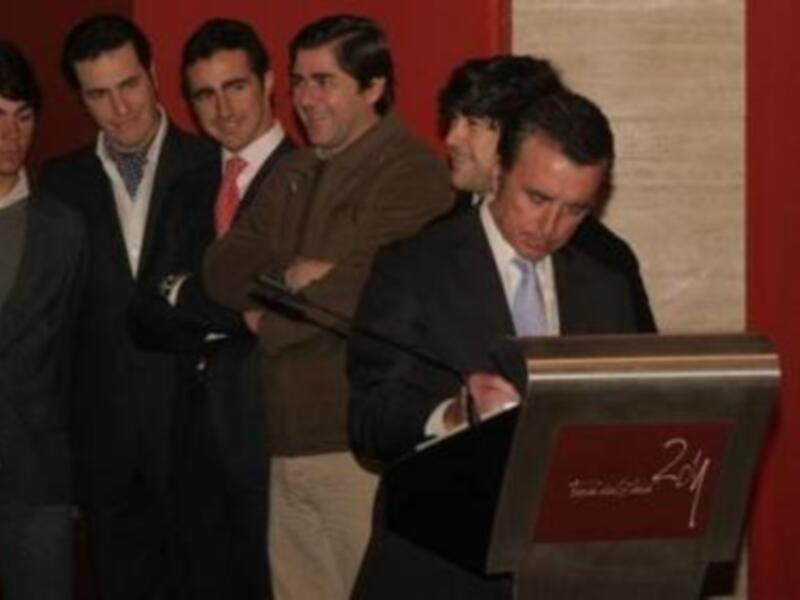 El mundo del toro y la cultura se dan la mano en Fibes para defender la Tauromaquia