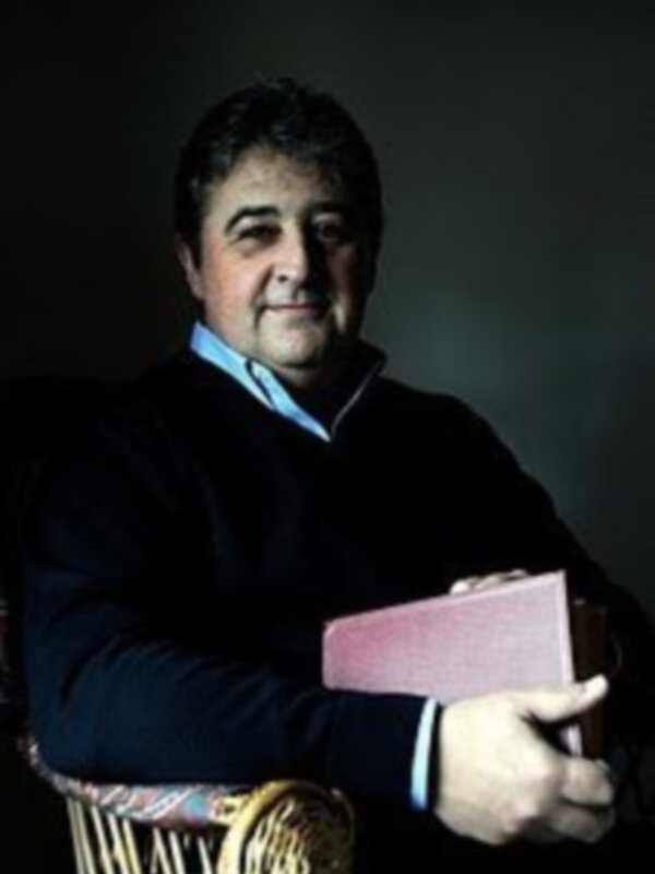 El libro Clave de Mesa de Francisco Rossi,basado en la semana santa de Sevilla, presentado con exito 